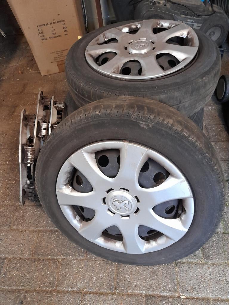 4x Continental banden Peugeot 107 op stalen velg + wieldoppe, Auto-onderdelen, Banden en Velgen, Ophalen, 14 inch, Gebruikt, 155 mm