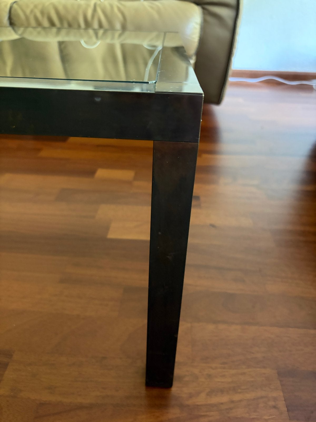 Glazen salontafel en 4 bijzettafels met verbronsd frame, Ophalen