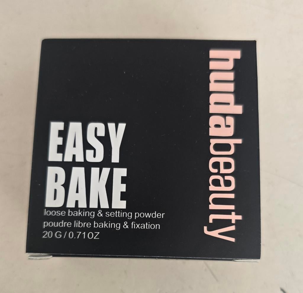 Huda Beauty Easy Bake Loose Baking & Setting Powder Matcha, Ophalen of Verzenden, Nieuw, Gehele gezicht, Make-up