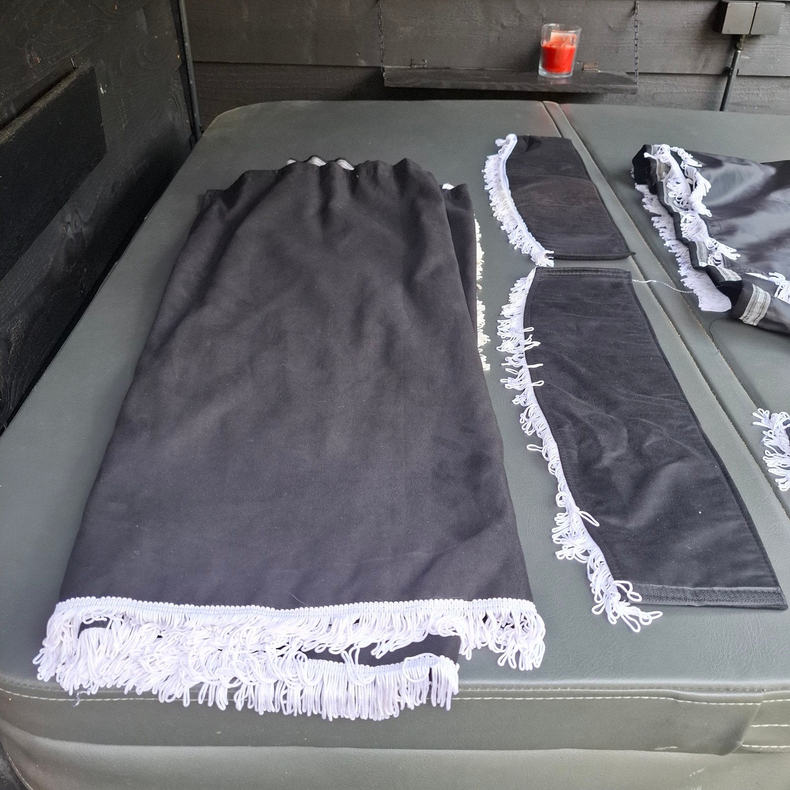 Aangeboden gordijnen. 2x zijgordijn en 1x raamband, Ophalen