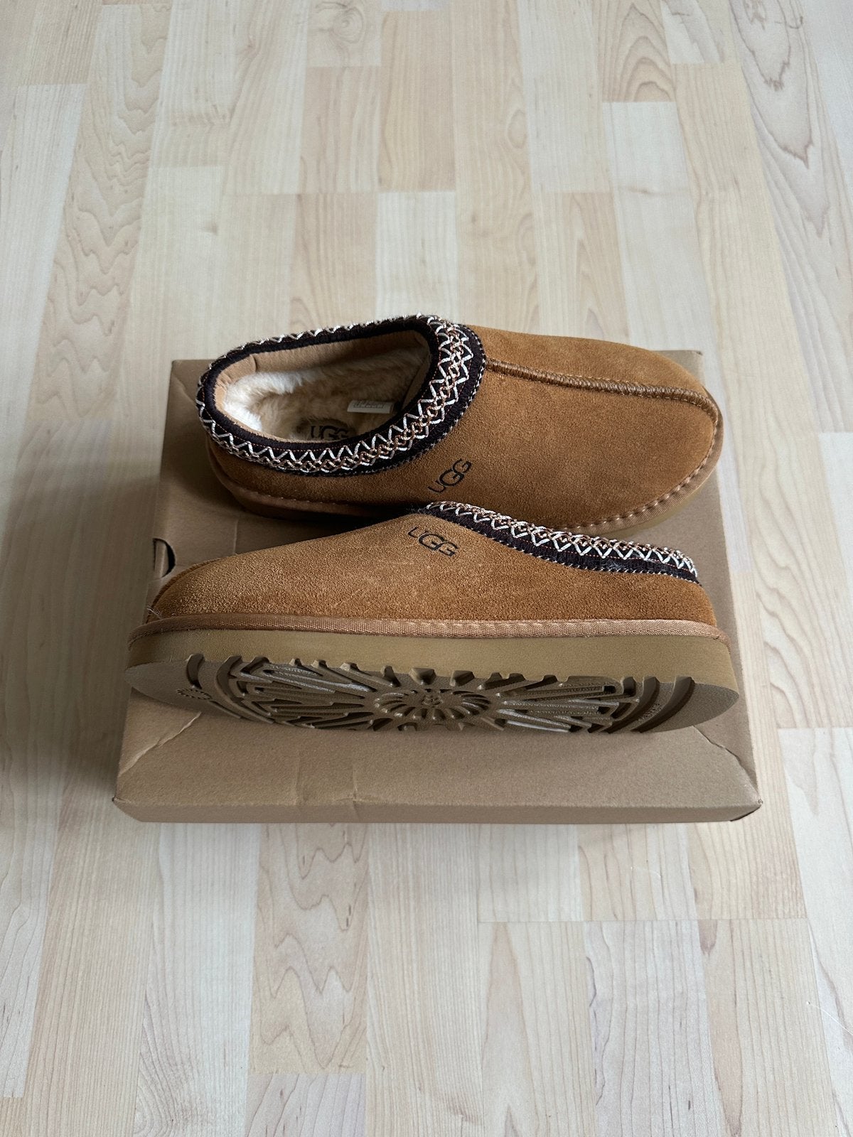 UGG Tasman Size 38, Kleding | Dames, Beige, Ophalen of Verzenden, Zo goed als nieuw, Pantoffels of Sloffen