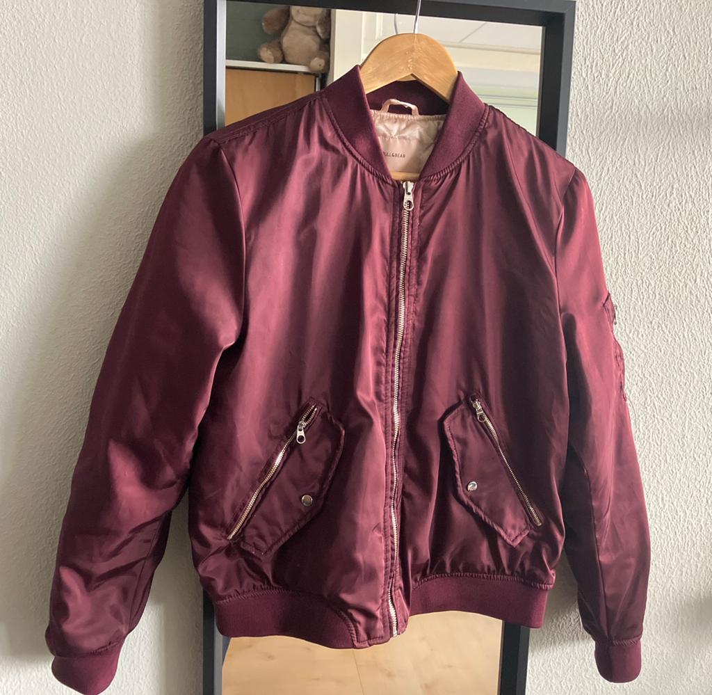Pull & Bear bordeaux bomberjack L, Kleding | Dames, Ophalen of Verzenden, Gedragen, Maat 42/44 (L), Rood