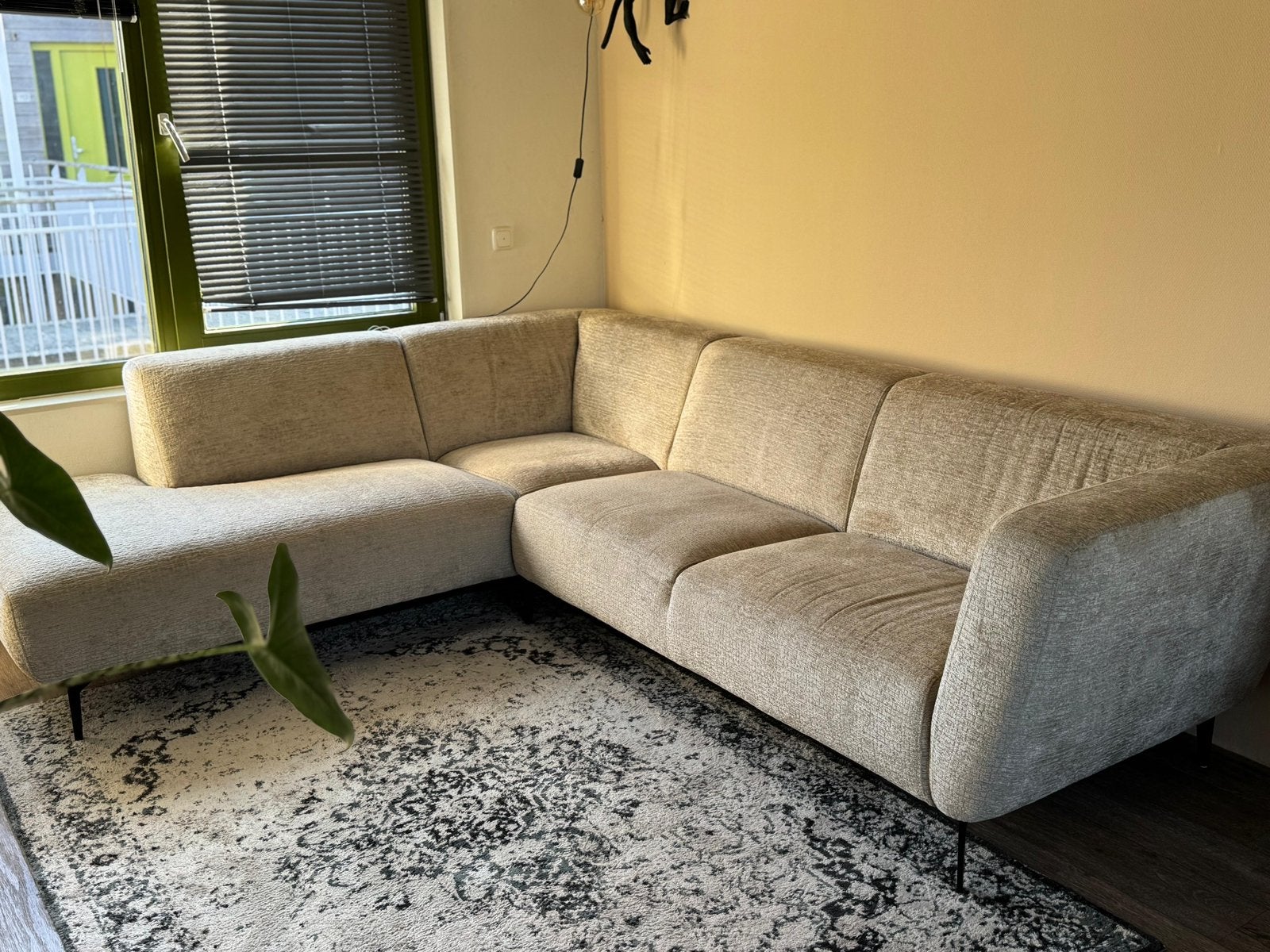 Prachtige velvet-beige stoffen bank met 4 jaar garantie, 250 tot 300 cm, Hoekbank, 75 tot 100 cm, Ophalen of Verzenden
