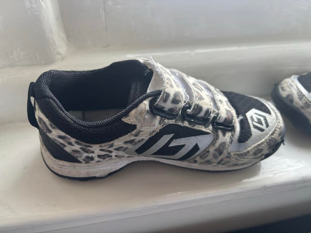 Brabo hockeyschoenen maat 29 - half seizoen gedragen, Ophalen of Verzenden, Gebruikt, Schoenen