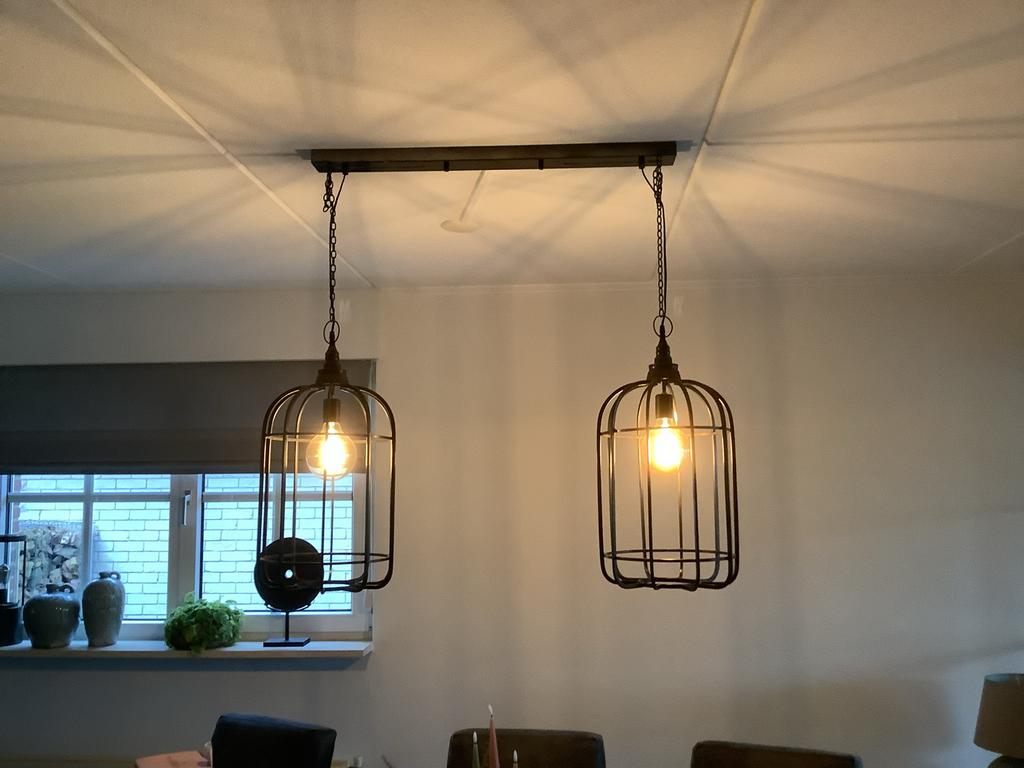 2 Zwarte metalen hanglampen - industrieel design, Ophalen of Verzenden, Gebruikt, Metaal, 50 tot 75 cm