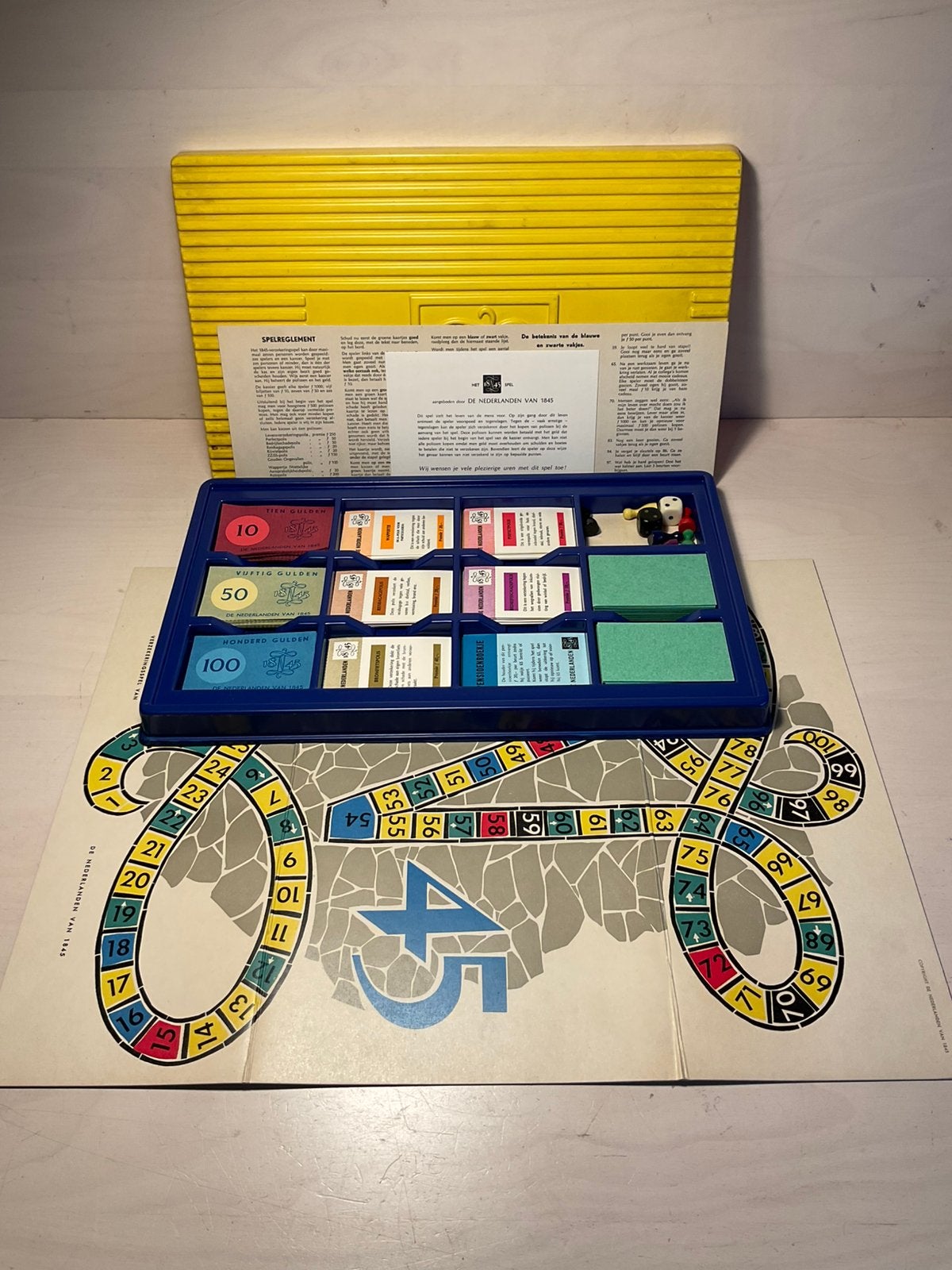 1845 Verzekeringsspel is een klassiek Nederlands bordspel, Hobby en Vrije tijd, Gezelschapsspellen | Bordspellen, Ophalen of Verzenden