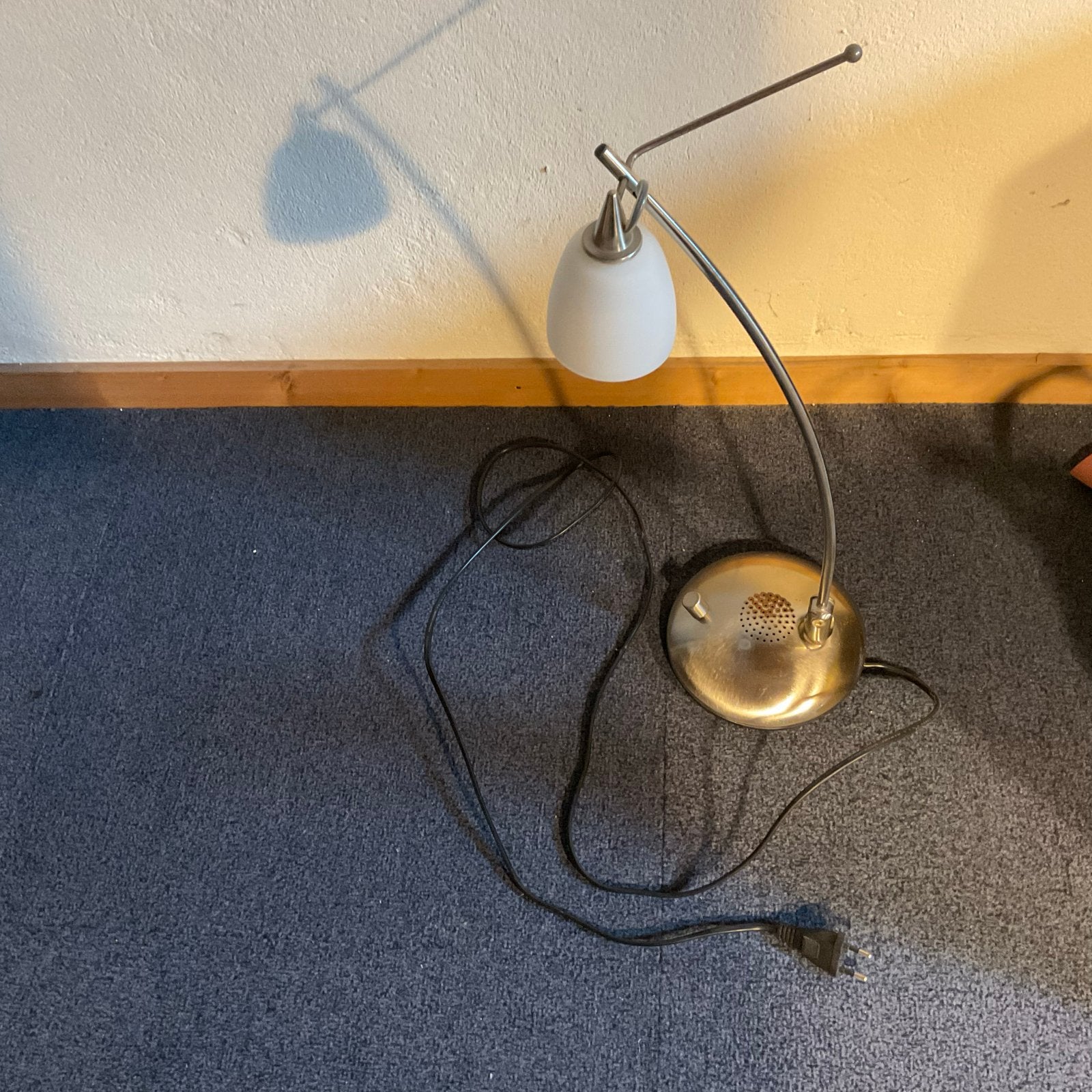 Moderne tafellamp met verstelbare arm en glazen kap, Bureaulamp, Overige merken, E14 (klein), Ophalen of Verzenden