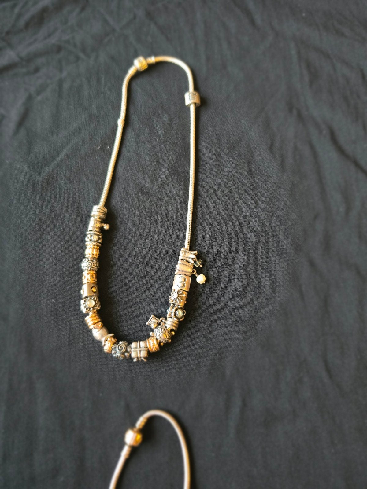 Pandora ketting en armband zilver en 14 karaat goud bedels, Gebruikt, Pandora, Ophalen of Verzenden, 4 bedels of meer