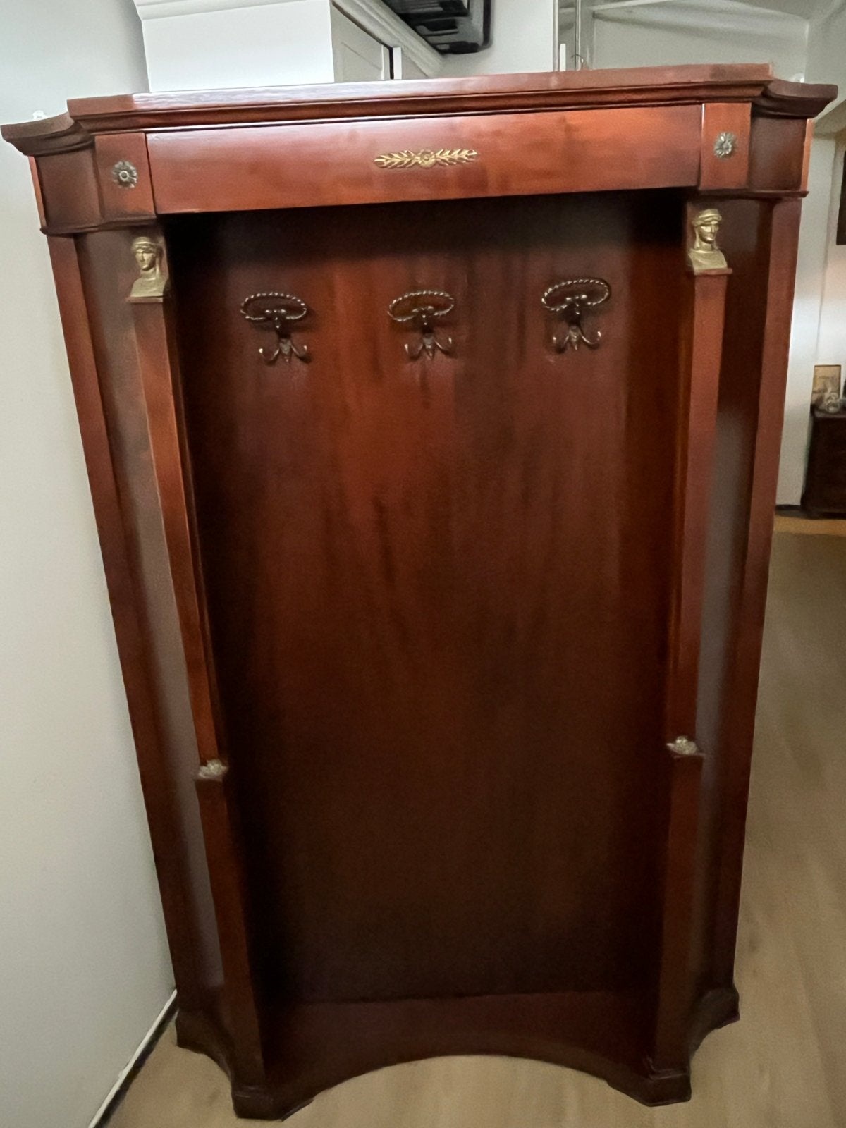 Antieke houten kapstok met decoratieve details, Huis en Inrichting, Woonaccessoires | Kapstokken, Gebruikt, Wandkapstok, 150 tot 200 cm