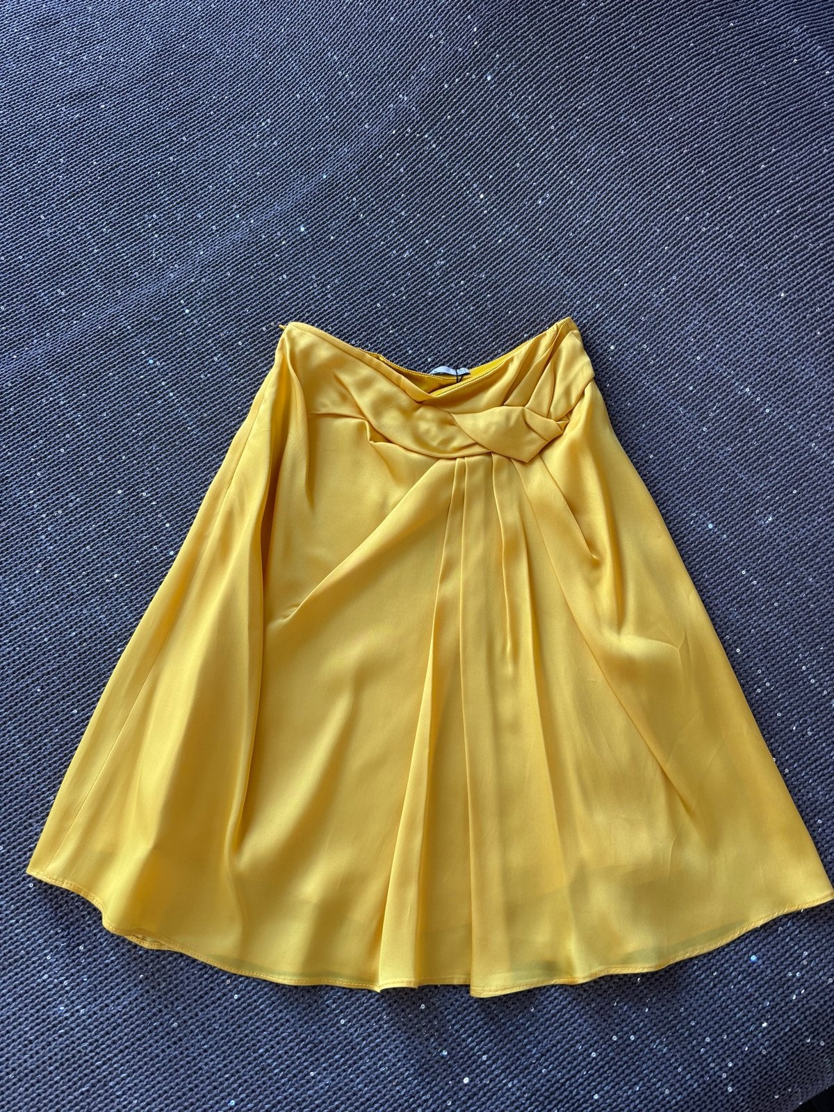 Karen Millen rok - goudgeel - EU 34 - nieuw met kaartjes, Geel, Nieuw, Ophalen of Verzenden, Knielengte