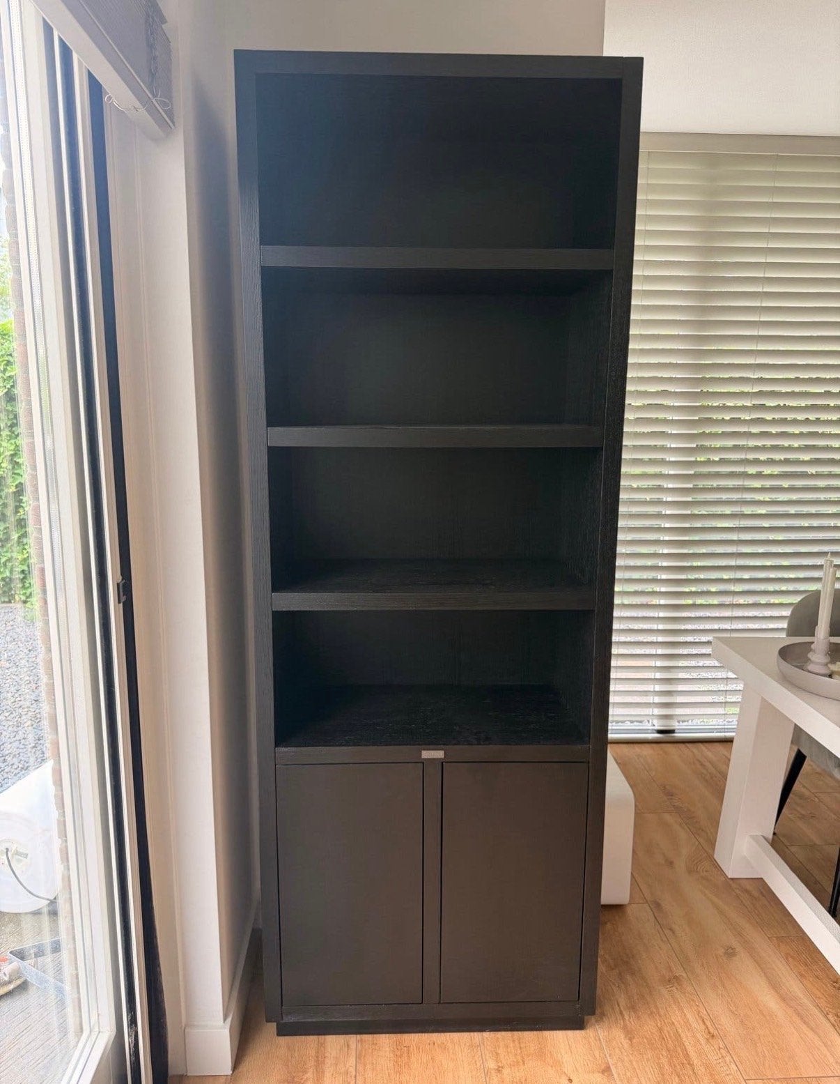 Richmond Interiors Boekenkast met deuren, Huis en Inrichting, Kasten | Boekenkasten, Minder dan 50 cm, Gebruikt, 200 cm of meer