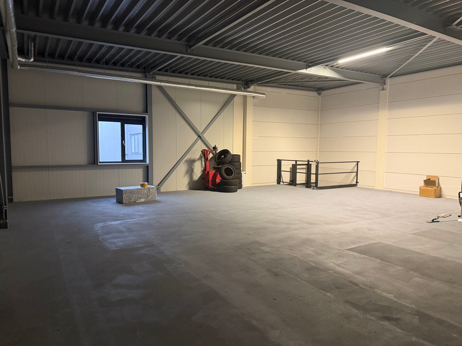 Lege pand te huur aan Hondiusstraat 24c - 150m², Huur, Bedrijfsruimte