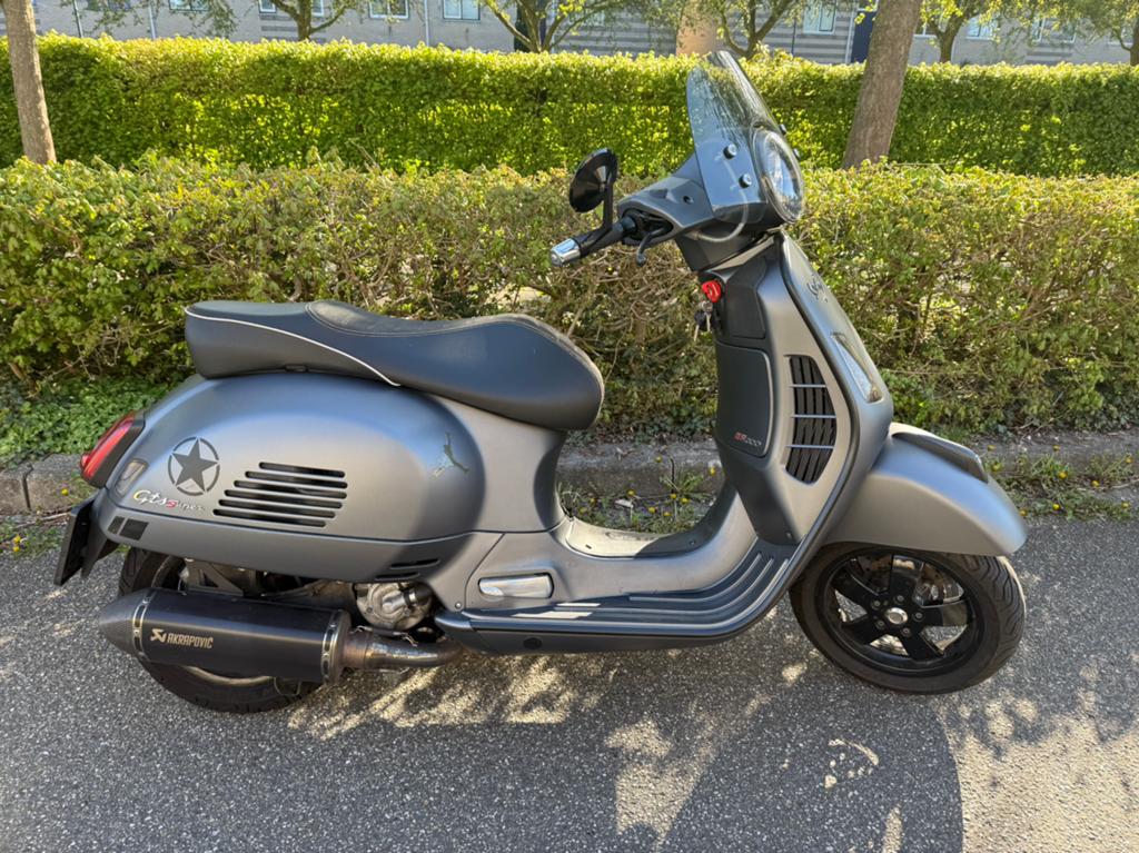 Vespa GTS 300 mat grey, Fietsen en Brommers, Scooters | Vespa, Ophalen of Verzenden, Zo goed als nieuw, Benzine, Overige modellen