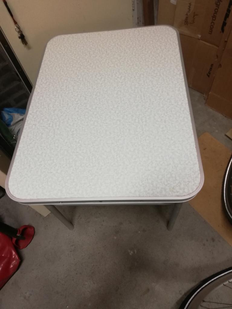 Camping tafel afm. 75x52 cm grijs blad  inklapbaar., Ophalen, Zo goed als nieuw