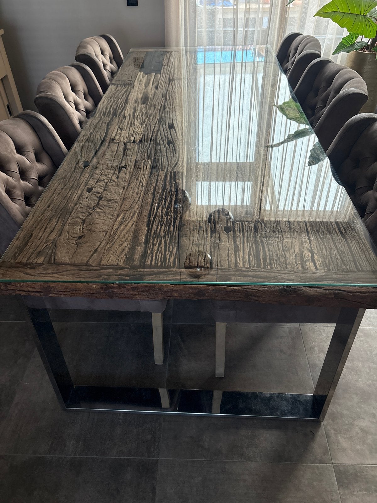 Robuuste eettafel met glazen blad en metalen onderstel, Huis en Inrichting, Tafels | Eettafels, Ophalen, Gebruikt, 100 tot 150 cm