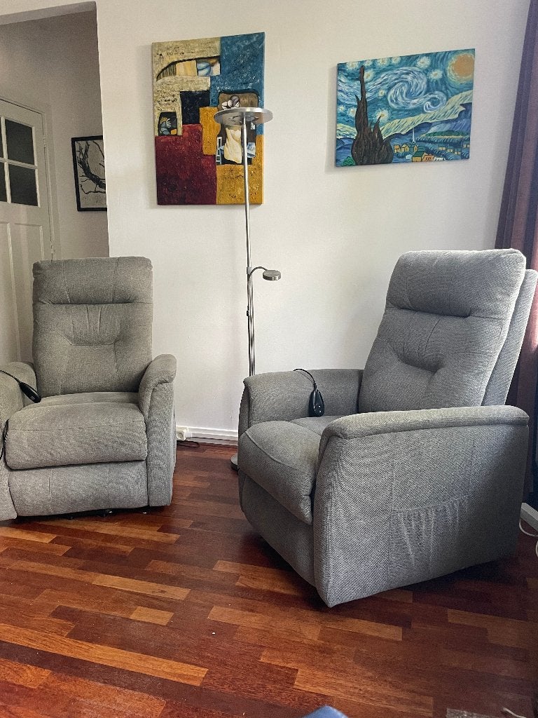 2 sta-op relaxstoelen Jerome 1 motor+lift, Ophalen, Twee, Zo goed als nieuw, Stof