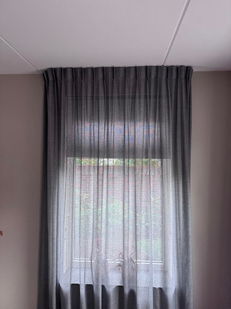 Gordijnen: Lichtgrijze inbetweens en dikke gordijnen, Huis en Inrichting, Ophalen, Gebruikt, 200 cm of meer, 150 tot 200 cm