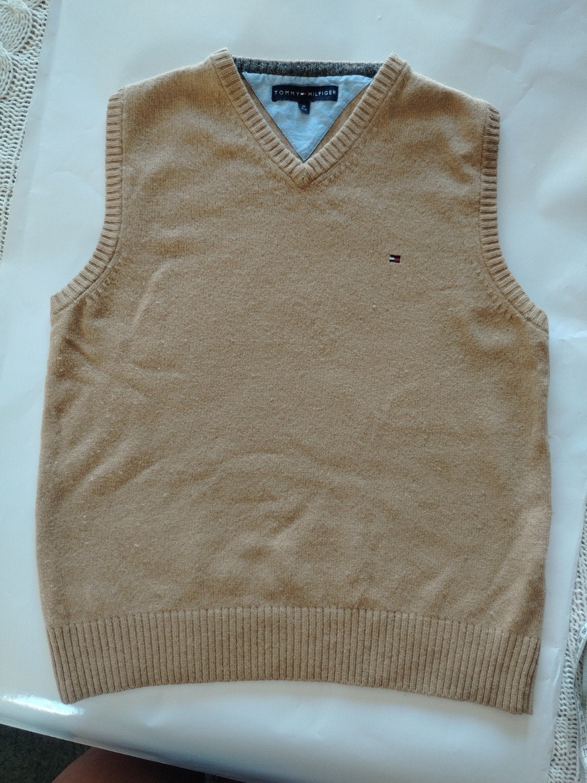 Tommy Hilfiger lamswollen V-hals trui, maat M, Kleding | Heren, Truien en Vesten, Maat 48/50 (M), Beige, Tommy Hilfiger, Ophalen of Verzenden