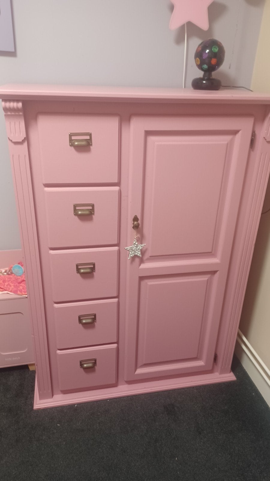 Oud roze kleding kast., Kinderen en Baby's, Gebruikt, 50 tot 70 cm, 105 cm of meer, Ophalen of Verzenden