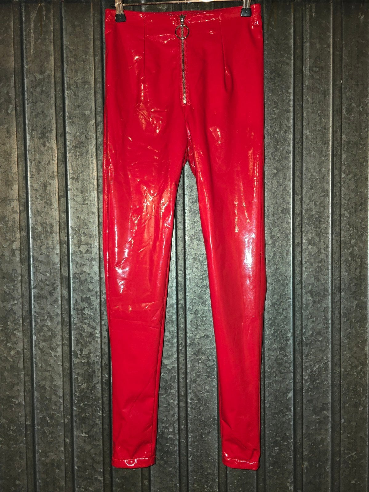 Rode lakleren broek met rits, Kleding | Dames, Broeken en Pantalons, Verzenden, Nieuw, Onbekend, Maat 34 (XS) of kleiner