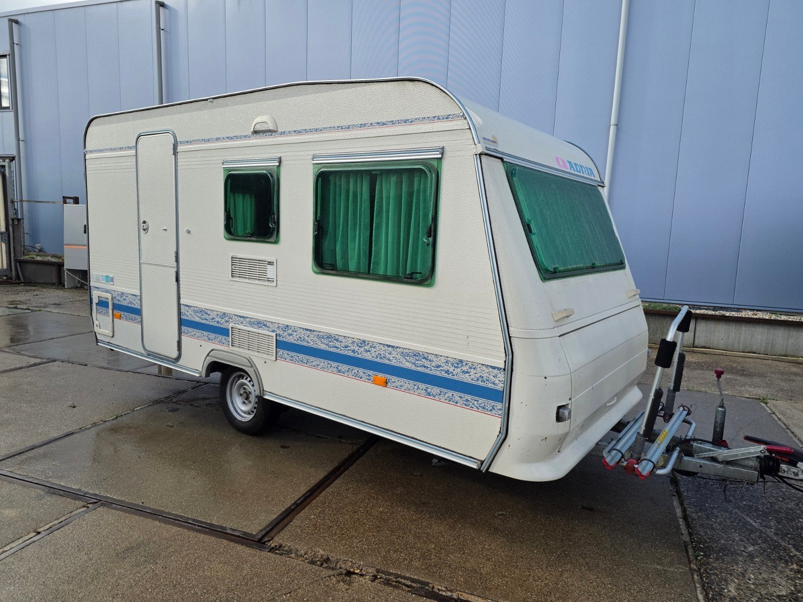 Adria unica 390 DS Voortent, Fietsendrager,2 Zitjes,Toilet, Caravans en Kamperen, Standaardzit, Omvormbare zithoek, Bedrijf, Reservewiel