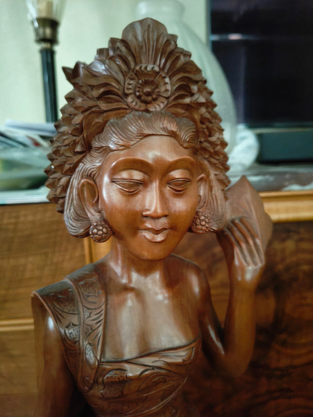 Balinese handgesneden houten beeld van poserende vrouw, Antiek en Kunst, Kunst | Beelden en Houtsnijwerken, Verzenden, Art deco
