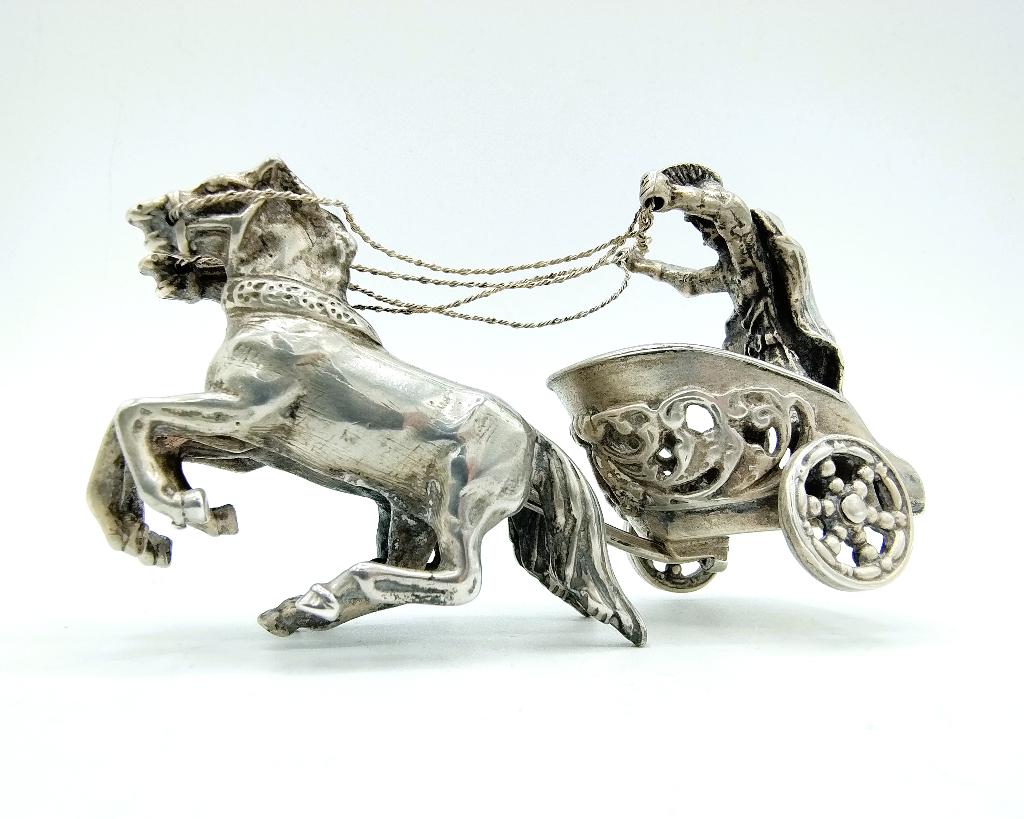 Grote zilveren miniatuur van een strijdwagen met paarden, Antiek en Kunst, Verzenden, Zilver