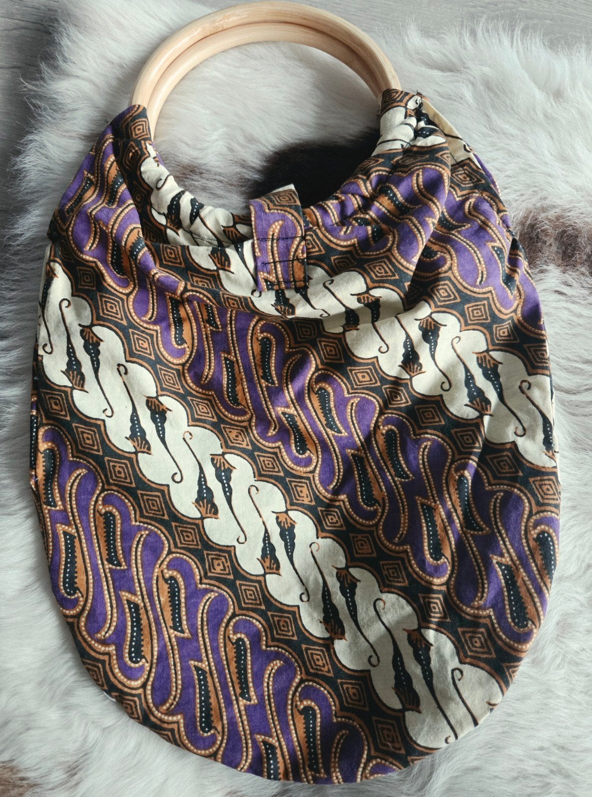Unieke Batik Handtas met Houten Handvat - Nieuw, Sieraden, Tassen en Uiterlijk, Ophalen of Verzenden, Nieuw, Paars, Handtas