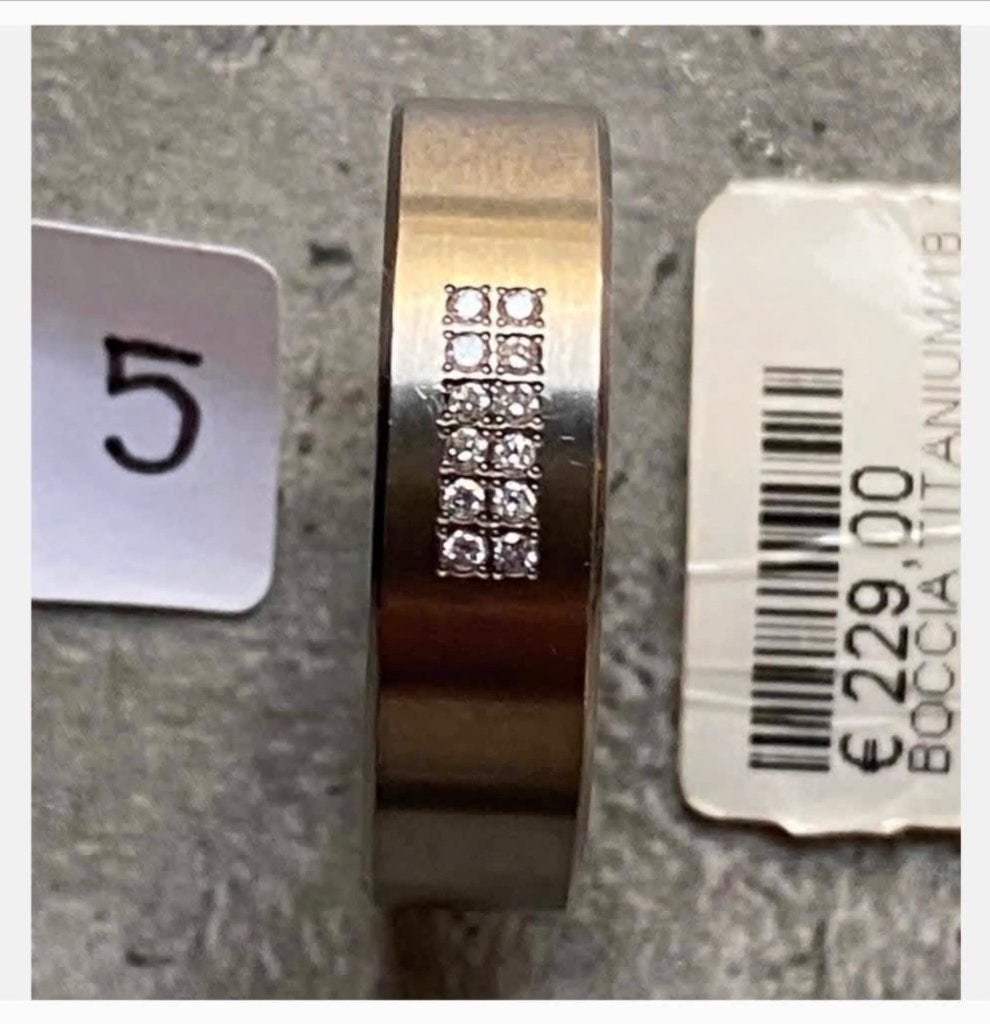 Korting: Titanium ring met vele briljant-jes, nieuw, 20 of groter, IJzer of Staal, Nieuw, Ophalen of Verzenden