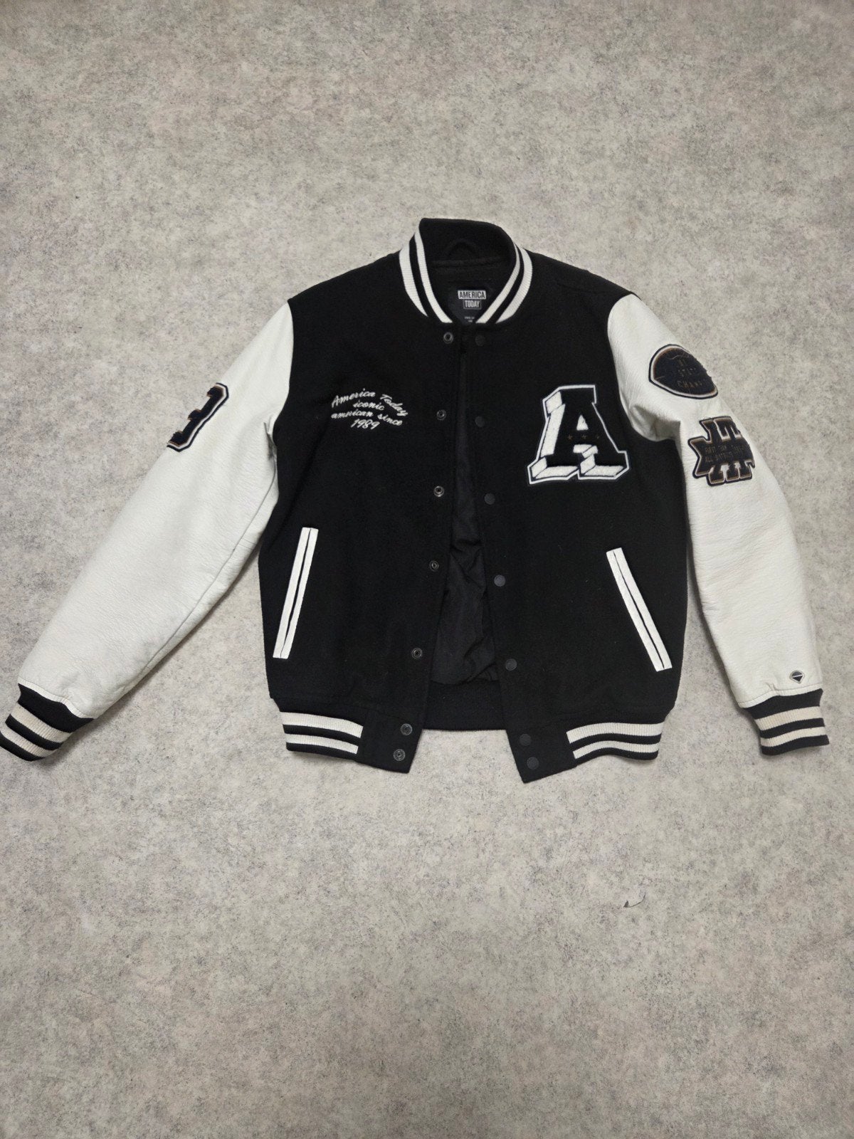 America Today Varsity Jacket - Zwart/Wit - Maat S, Kleding | Heren, Meerkleurig, Ophalen of Verzenden, Zo goed als nieuw, Maat 46 (S) of kleiner