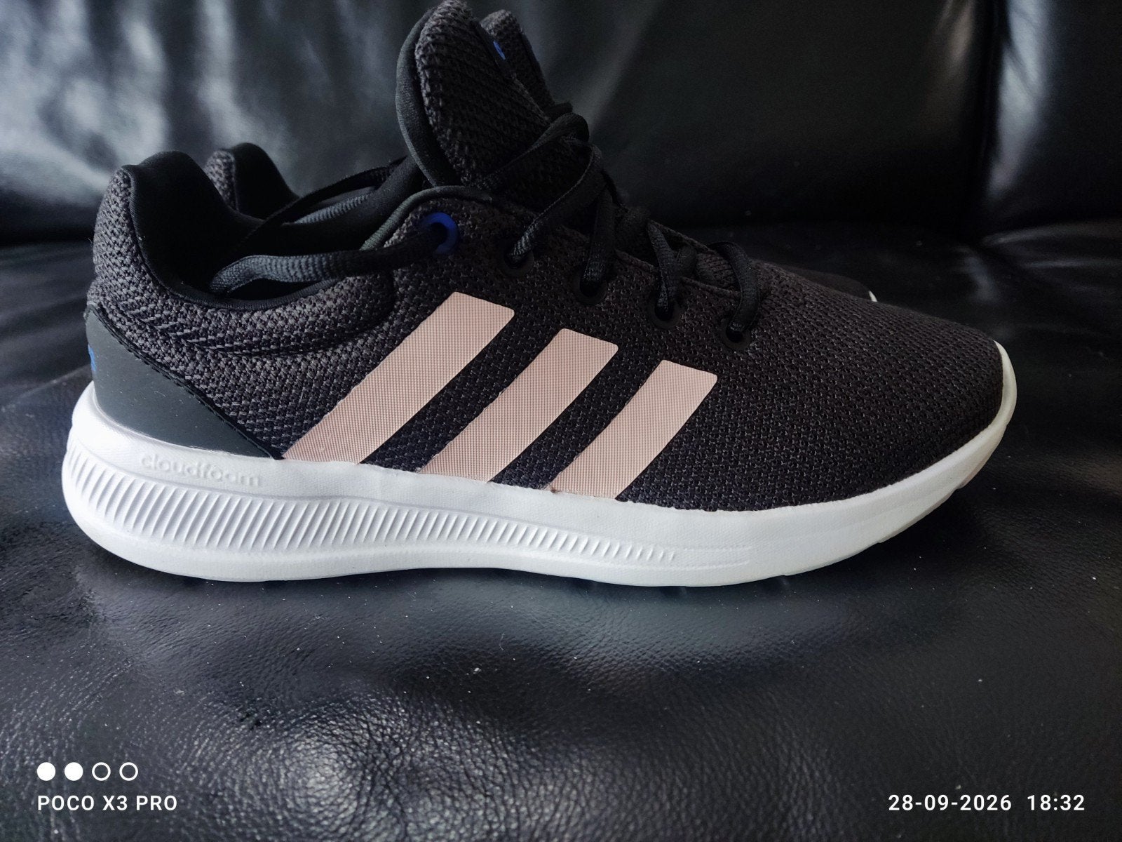Adidas Cloudfoam sneakers maat 40½ met oudroze Adidas-strepe, Ophalen, Zo goed als nieuw