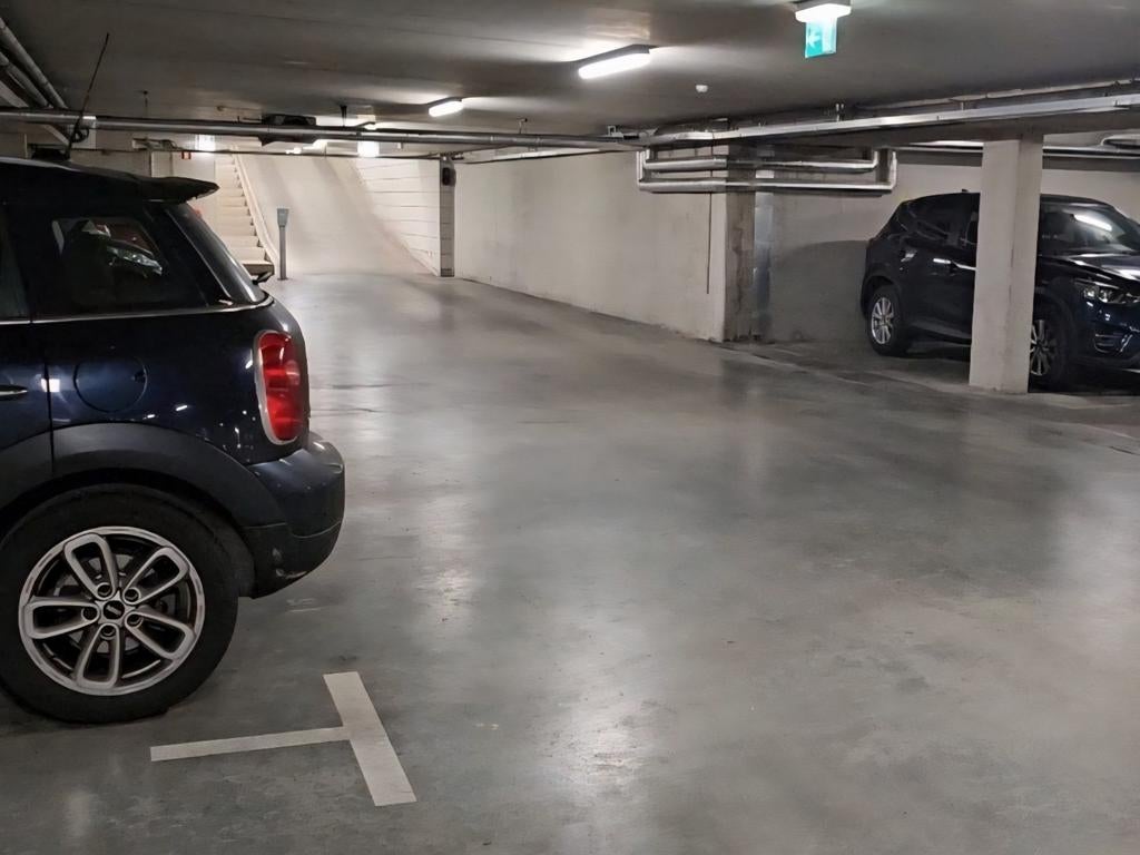 Parkeerplek privégarage nabij station en centrum Amersfoort, Huizen en Kamers, Garages en Parkeerplaatsen, Utrecht