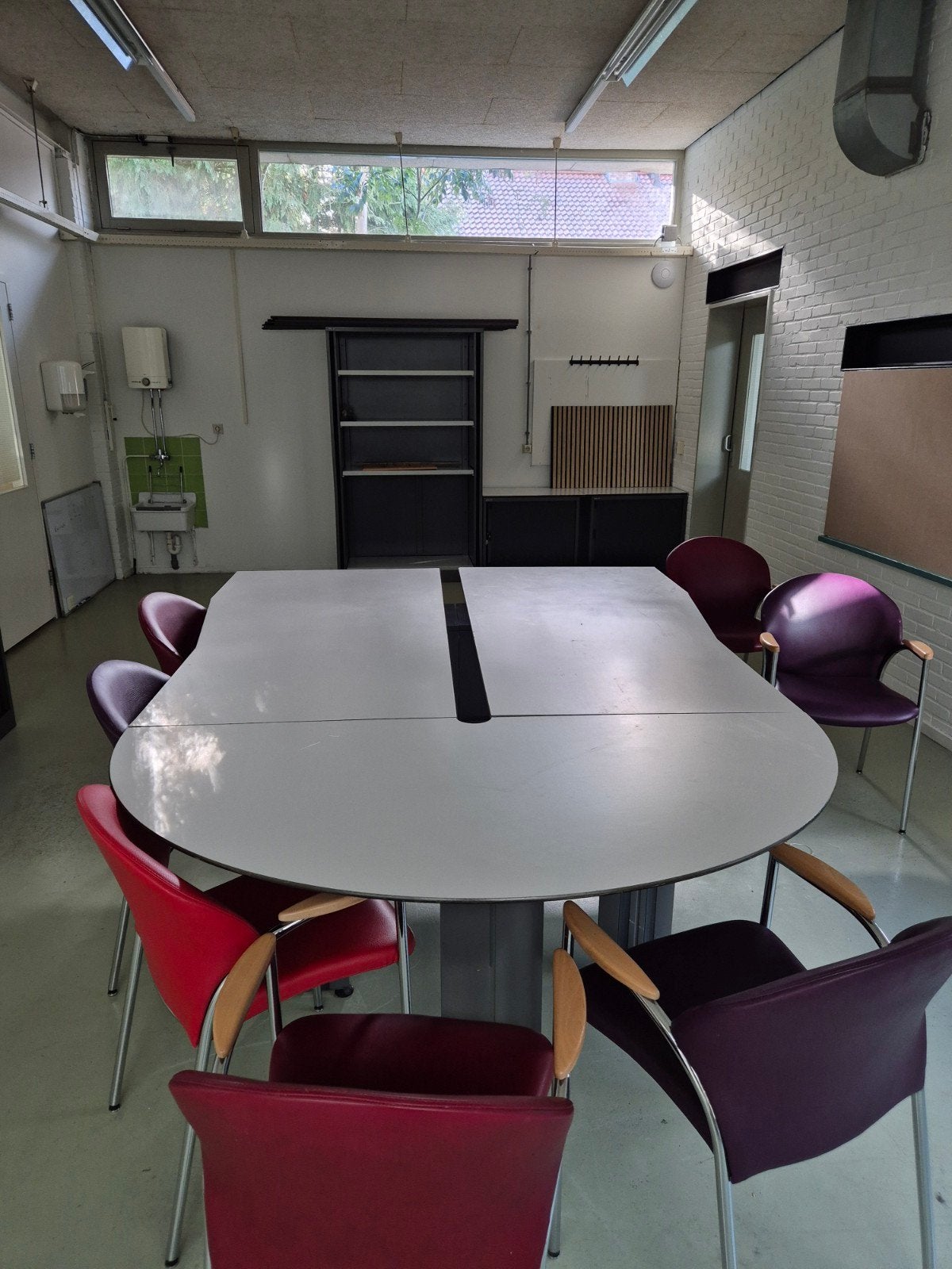 Complete inventaris: Bisley bureau's/vergadertafel en kasten, Ophalen, Gebruikt
