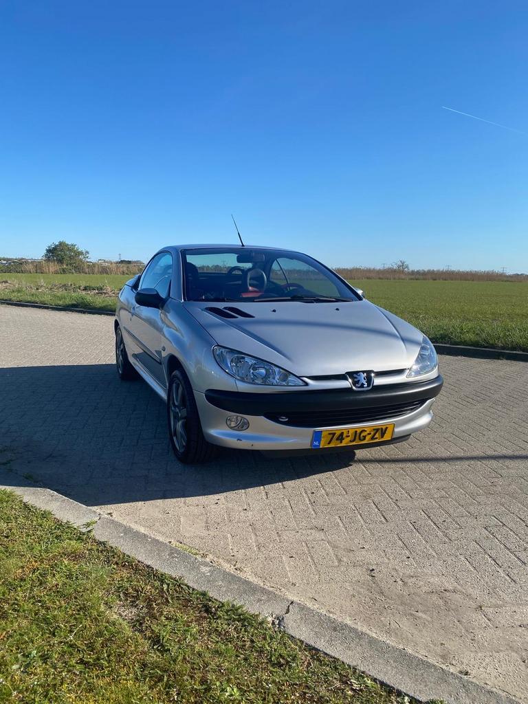 Peugeot 206 1.6 16V CC Roland Garros AUT 2002 Grijs, Auto's, Lederen bekleding, 4 cilinders, Cabriolet, 4 stoelen