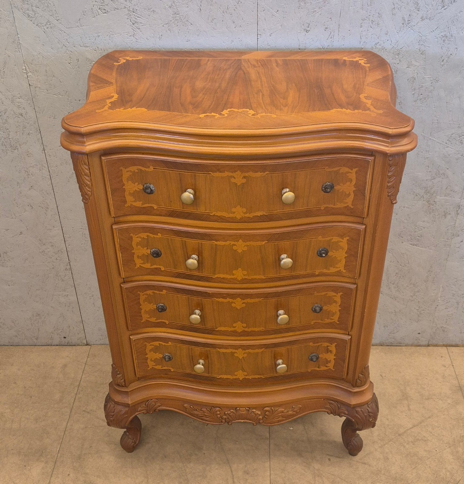 Louis XV stijl ladenkast met marqueterie en sierhoutsnijwerk