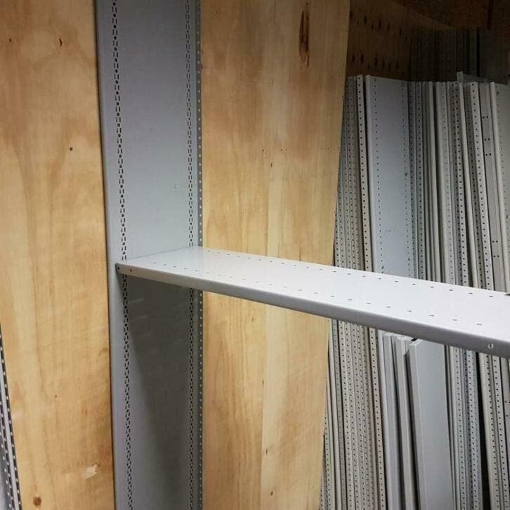 6 meter grijze metalen boekenstelling 220 cm hoog 31 cm diep, Huis en Inrichting, Kasten | Boekenkasten, Ophalen, Gebruikt, 25 tot 50 cm