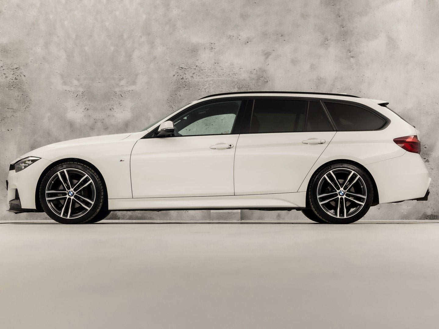 BMW 3 Serie 318i M Sport Automaat (GROOT NAVI, M PAKKET, VIR, Auto's, Automaat, 12 maanden, Gebruikt, Euro 6