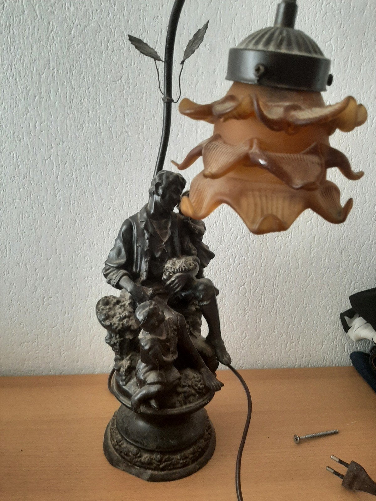 Antieke tafellamp met beeld van man en kind, Antiek en Kunst, Ophalen of Verzenden