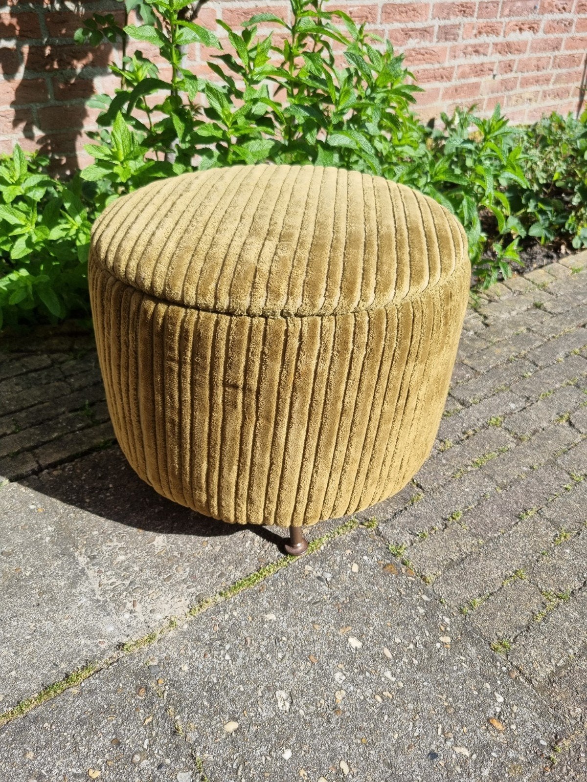 Vintage naaibox poef groene rib en koperen/messing pootjes., Huis en Inrichting, Banken | Voetenbanken en Poefen, Gebruikt, Rond