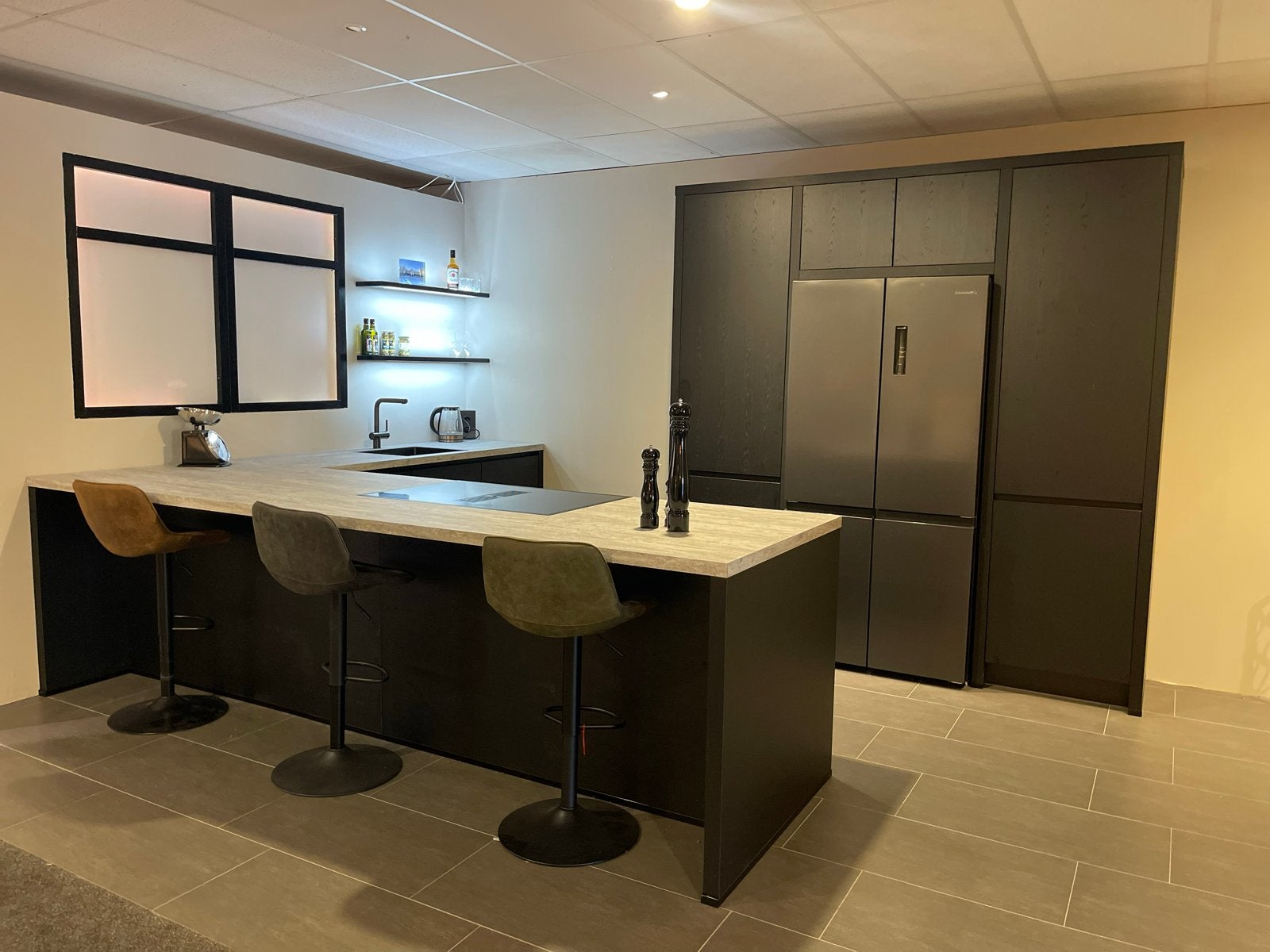 Luxe Zwarte Showroom Keuken met Houtnerf, Ophalen, Zwart, Hoekkeuken, Nieuw