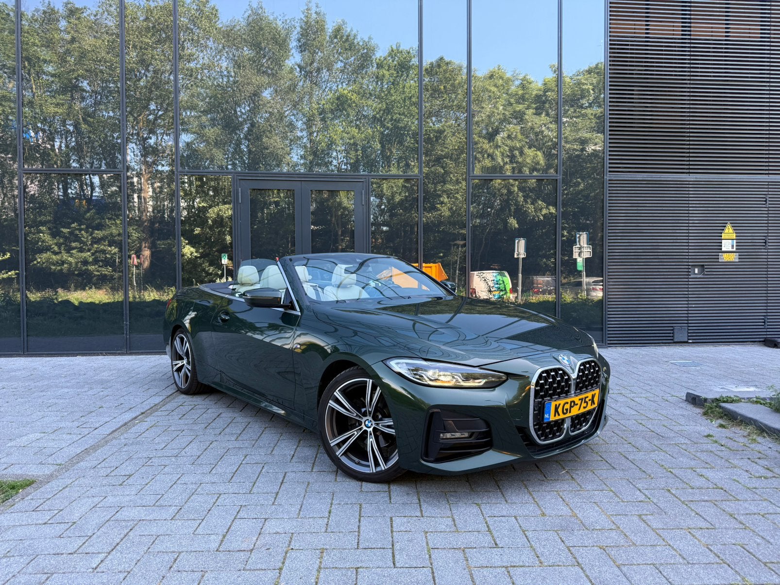 BMW 420i Cabrio High Executive M Sport | Sanremo Green | BTW, Auto's, BMW, 1998 cc, Achterwielaandrijving, Beige, Cabriolet
