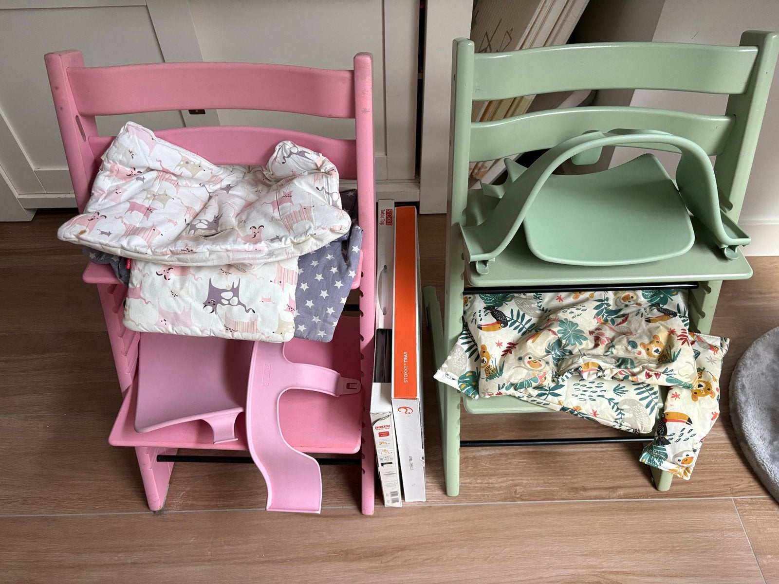 2 originele Stokke Tripp Trapp stoelen met accessoires, Ophalen, Gebruikt, Meegroeistoel, Aanschuifbaar