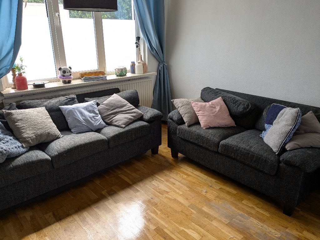 GRATIS: Twee grijze banken ( driezits + tweezits), Huis en Inrichting, Banken | Bankstellen, Ophalen, Gebruikt, 150 tot 200 cm