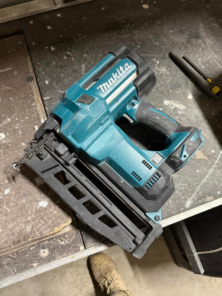 Makita DBN600 Accu Tacker 18V - Krachtige Nageltacker, Doe-het-zelf en Verbouw, Ophalen of Verzenden, Zo goed als nieuw