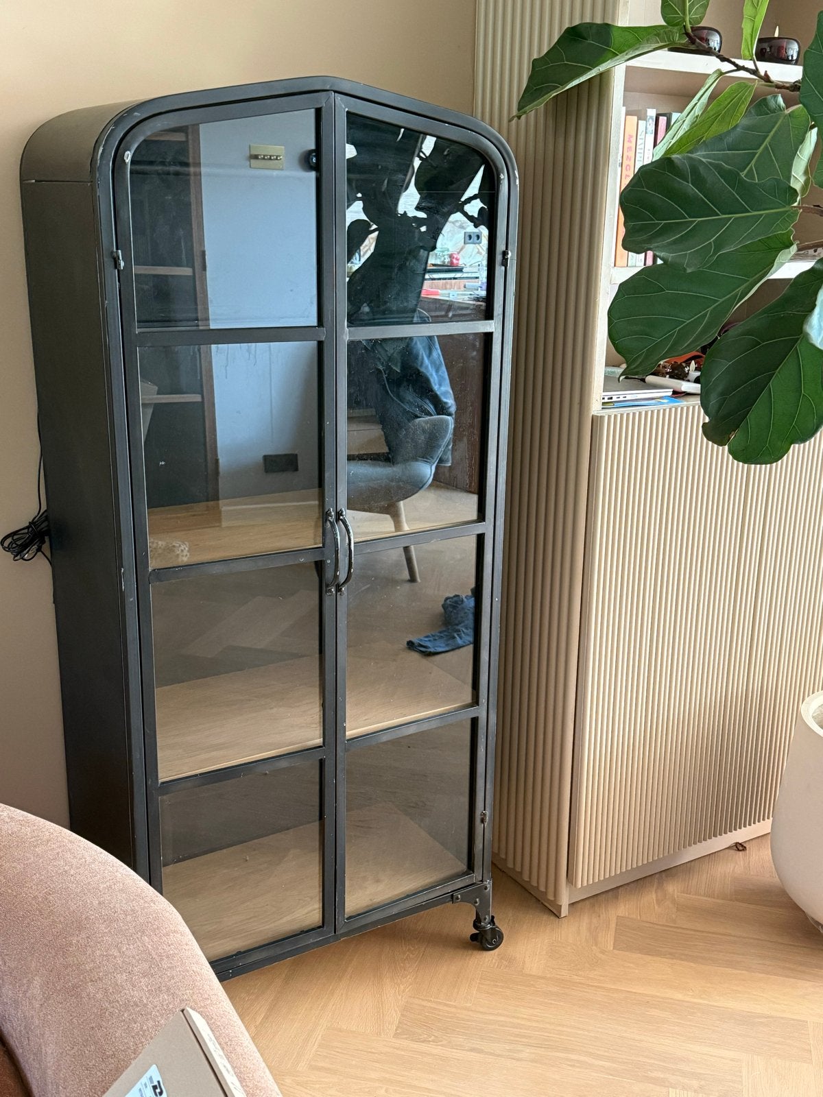 Vitrine kast op wieltjes, Ophalen, Gebruikt, 50 tot 100 cm, Glas