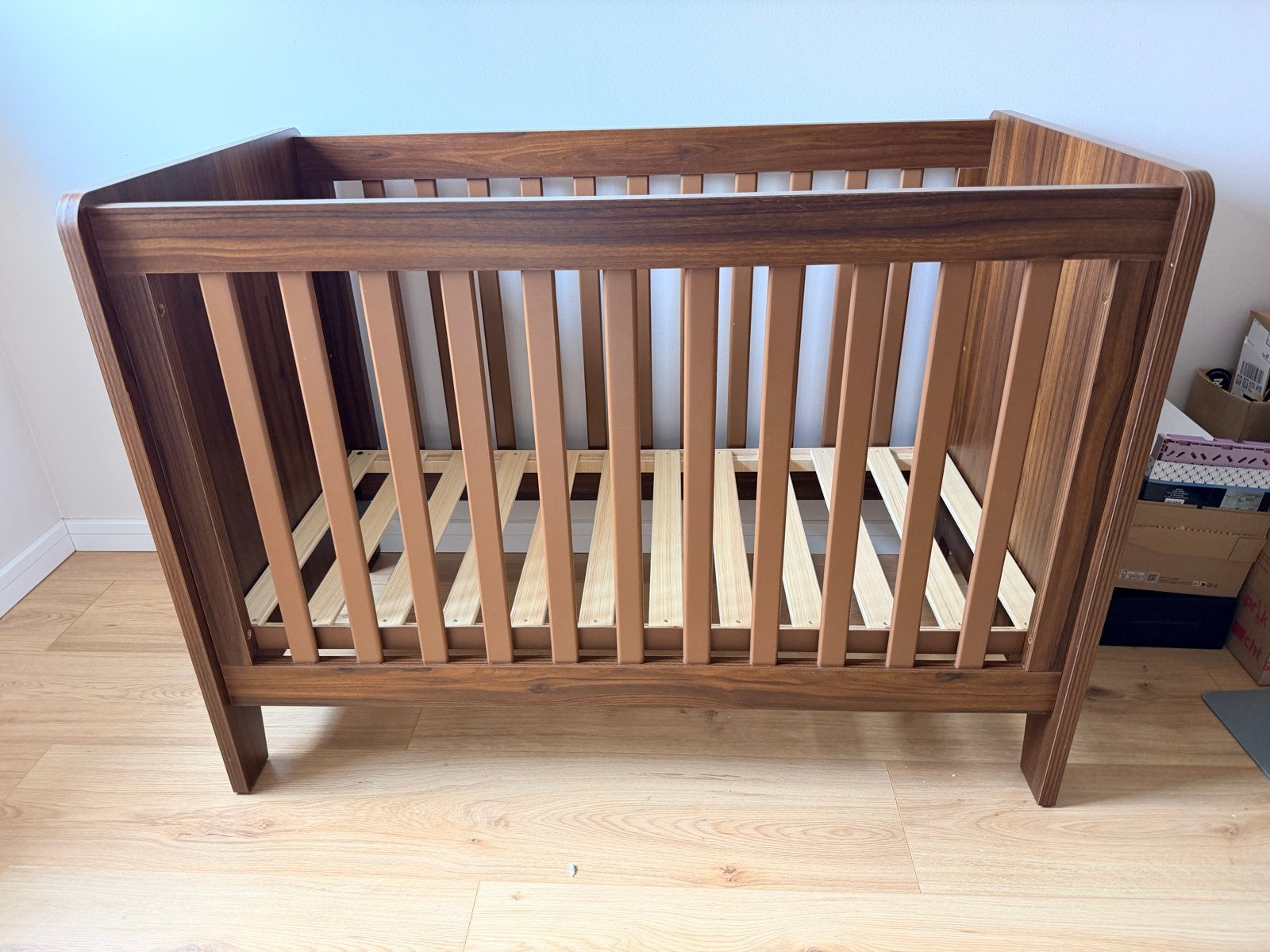 Ledikant en commode set - Walnoot look, Kinderen en Baby's, Kinderkamer | Bedden, Ophalen, Gebruikt, 70 tot 85 cm, 140 tot 160 cm