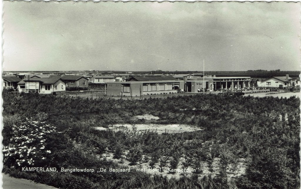 Kamperland–Bungalowdorp ‘De Banjaard’ met Hotel ‘Kamperduin’, Verzamelen, Ansichtkaarten | Nederland, Ophalen of Verzenden, 1960 tot 1980