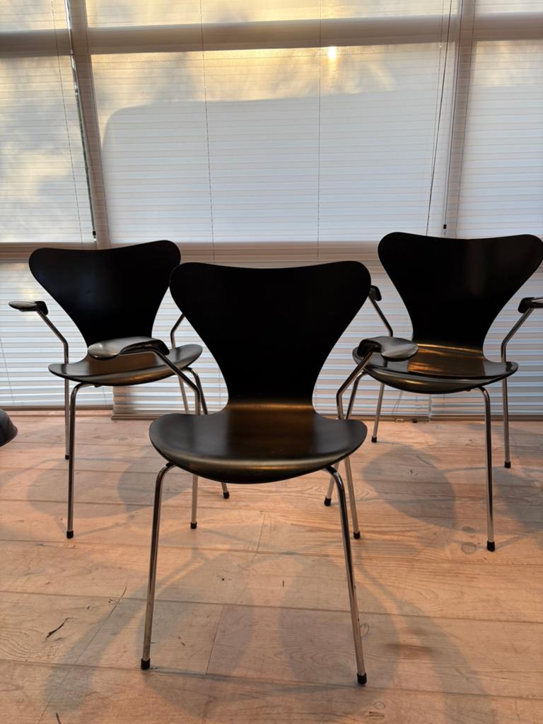3x Fritz Hansen Series 7 (Model 3217) met armleggers + frame, Ophalen, Drie, Zwart, Fritz Hansen