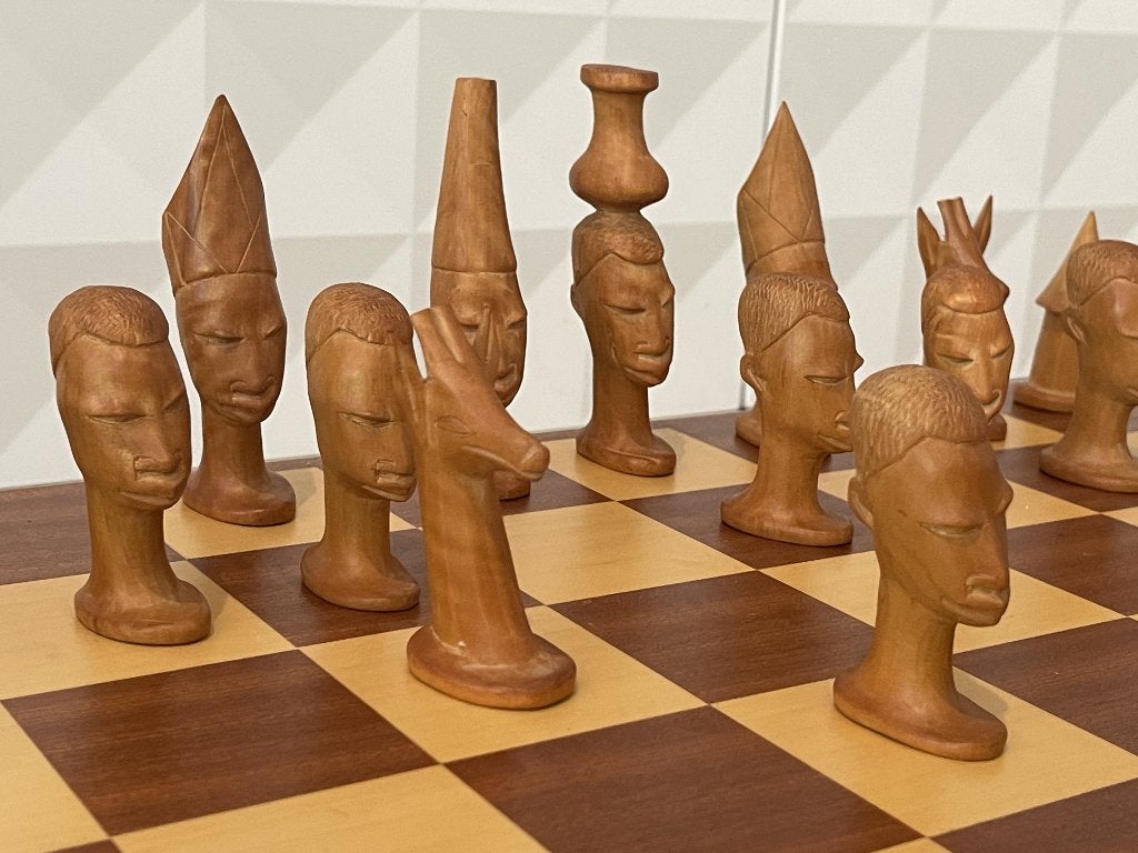 Handgesneden houten schaakstukken uit Tanzania, Een of twee spelers, Ophalen of Verzenden, Gebruikt, Onbekend