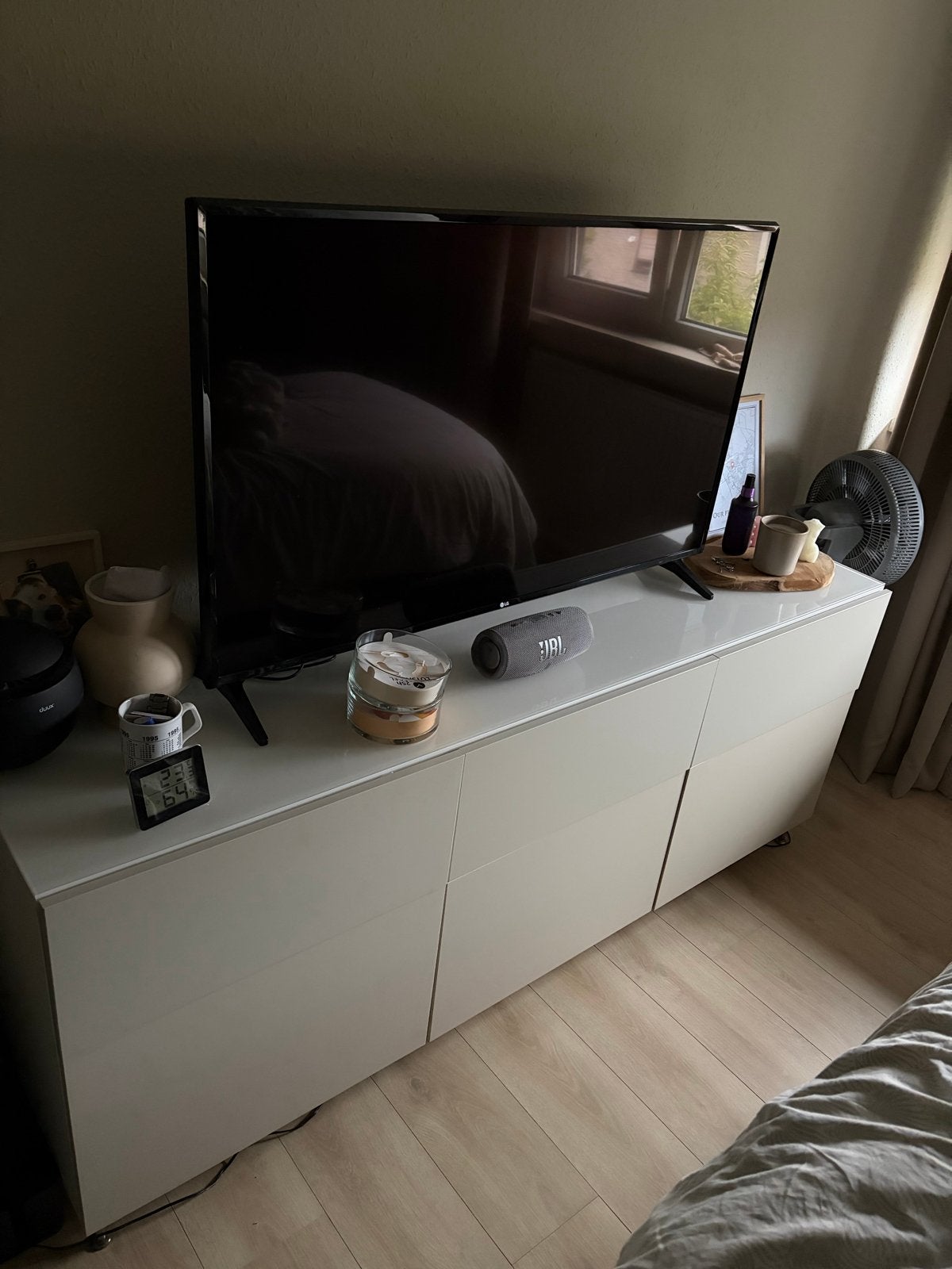 Besta dressoir met glasplaat - Zo goed als nieuw, Ophalen, 150 tot 200 cm, 25 tot 50 cm, Met deur(en)